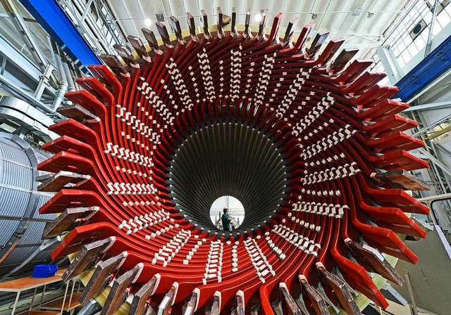 Ein Generatorstnder im im Siemens-Gen...stumstreiber der deutschen Wirtschaft.  | Foto: dpa