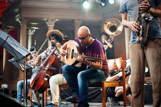 Thabet Azzawi spielt die Oud, eine orientalische Laute.  | Foto: PR