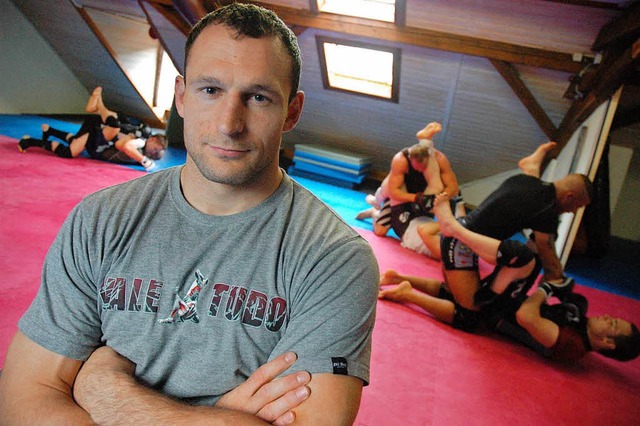 Mann mit Muskeln und Kpfchen: Gregor ...beim Training in Freiburg-Littenweiler  | Foto: Arne Bensiek