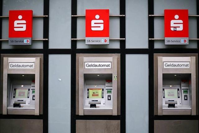 Unbekannte wollen Geldautomaten sprengen – zerstören aber Friseursalon