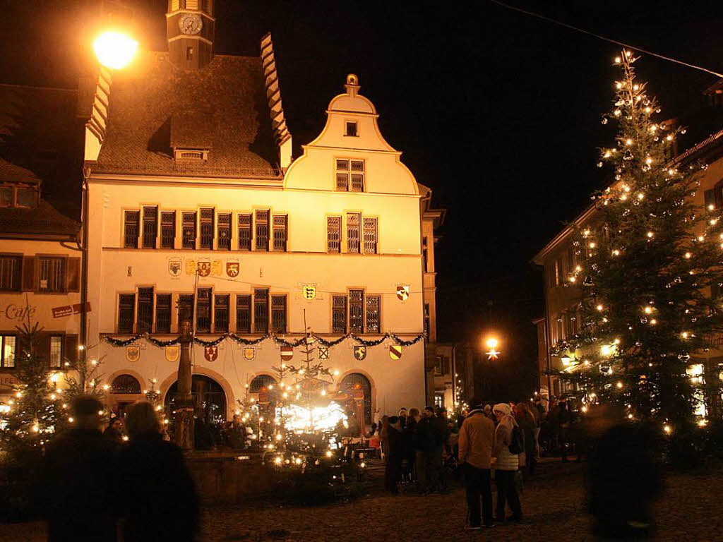 Zum perfekten Weihnachtsglck fehlte nur noch der Schnee – mit Einbruch der Dunkelheit erstrahlte Staufen im Glanz zahlloser Lichter.