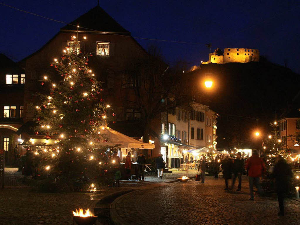 Zum perfekten Weihnachtsglck fehlte nur noch der Schnee – mit Einbruch der Dunkelheit erstrahlte Staufen im Glanz zahlloser Lichter.