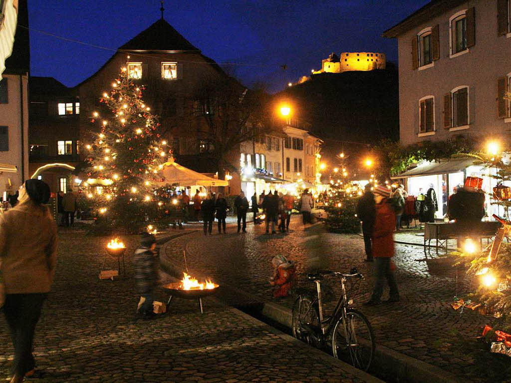 Zum perfekten Weihnachtsglck fehlte nur noch der Schnee – mit Einbruch der Dunkelheit erstrahlte Staufen im Glanz zahlloser Lichter.