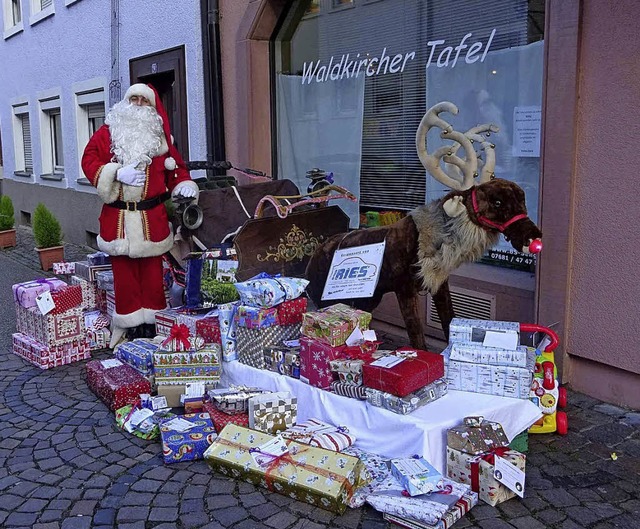 Fototermin mit Weihnachtsmann: Am 22. ...em Landratsamt  der Maiswurzelbohrer.   | Foto: Fotos: Tafel/dpa