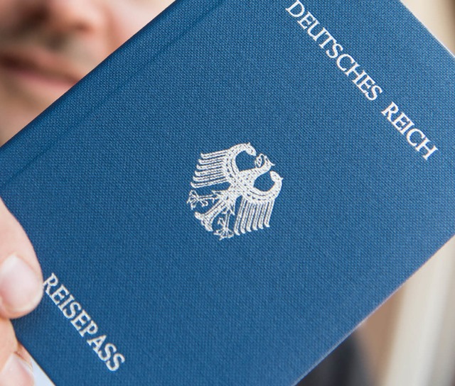 Wegen dieses &#8222;Reisepasses&#8220;...felder Brger wegen Urkundenflschung.  | Foto:  seeger