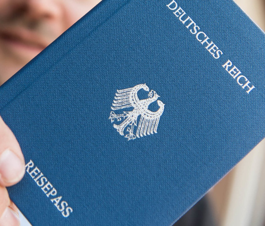 Wegen dieses &#8222;Reisepasses&#8220;...felder Bürger wegen Urkundenfälschung.  | Foto:  seeger