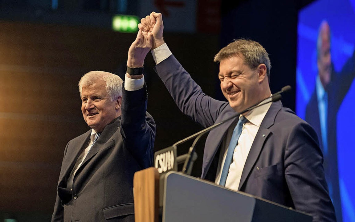 Parteitagsharmonie: CSU-Chef Horst See...gswahl, demonstrieren neue Einigkeit.   | Foto:  dpa