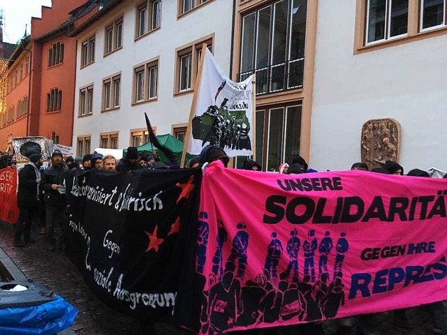 Die Demonstration begann am Rathausplatz...  | Foto: Frank Zimmermann