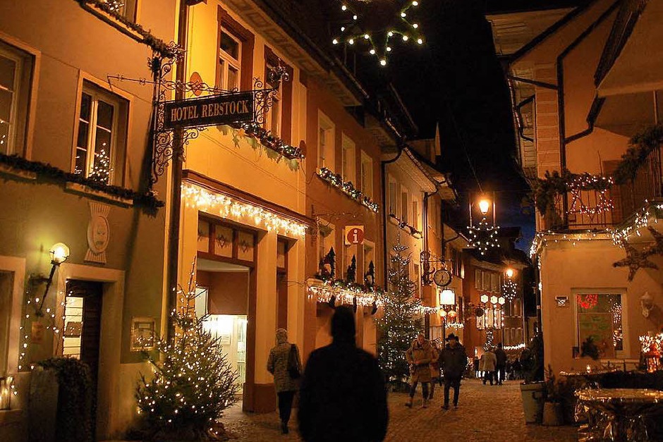 Vom Rathausvorplatz im badischen Laufenburg aus zieht sich der Markt hinab durch das weihnachtlich liebevoll geschmückte Städtle über die Laufenbrücke bis in das Städtli der schweizerischen Schwesterstadt. (Foto: Hildegard Siebold) Vom Rathausvorplatz im badischen Laufenburg aus zieht sich der Markt hinab durch das weihnachtlich liebevoll geschmückte Städtle über die Laufenbrücke bis in das Städtli der schweizerischen Schwesterstadt. (Foto: Hildegard Siebold)