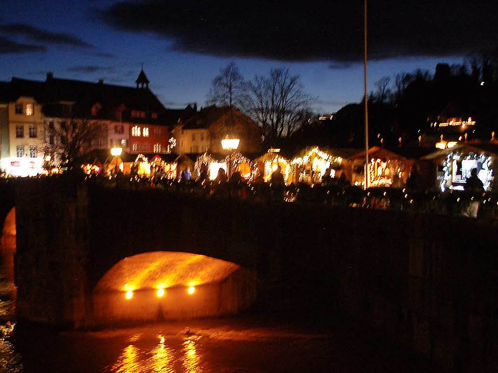 Vom Rathausvorplatz im badischen Laufenburg aus zieht sich der Markt hinab durch das weihnachtlich liebevoll geschmckte Stdtle ber die Laufenbrcke bis in das Stdtli der schweizerischen Schwesterstadt.