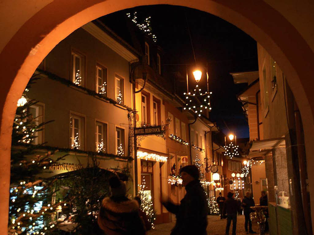 Vom Rathausvorplatz im badischen Laufenburg aus zieht sich der Markt hinab durch das weihnachtlich liebevoll geschmckte Stdtle ber die Laufenbrcke bis in das Stdtli der schweizerischen Schwesterstadt.