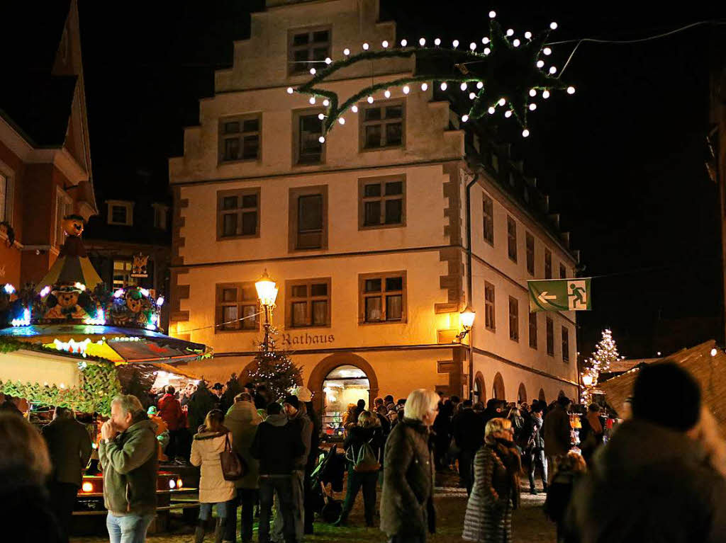 Rund um Marktplatz und Wallfahrtskirche erstreckte sich der Weihnachtsmarkt in der weihnachtlich geschmckten Endinger Altstadt.