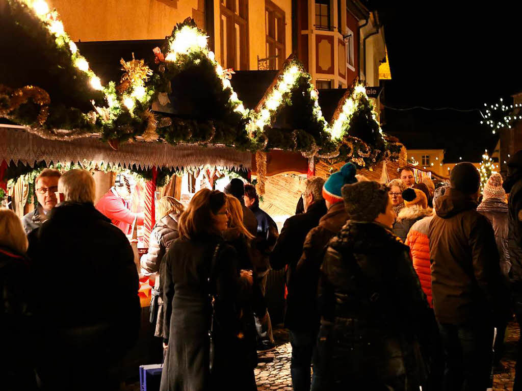 Rund um Marktplatz und Wallfahrtskirche erstreckte sich der Weihnachtsmarkt in der weihnachtlich geschmckten Endinger Altstadt.