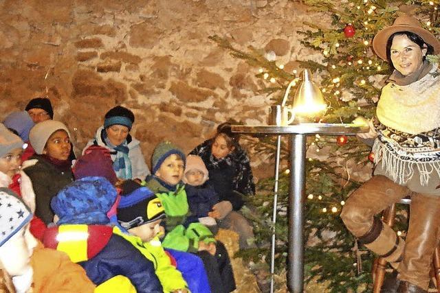 Ansturm der Kinder auf den Weihnachtsstall