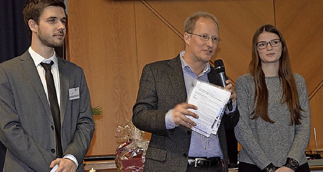 Moderator Matthias Zeller (Mitte) befragte Fabian Meier und Anna Wenk.   | Foto: Schopferer