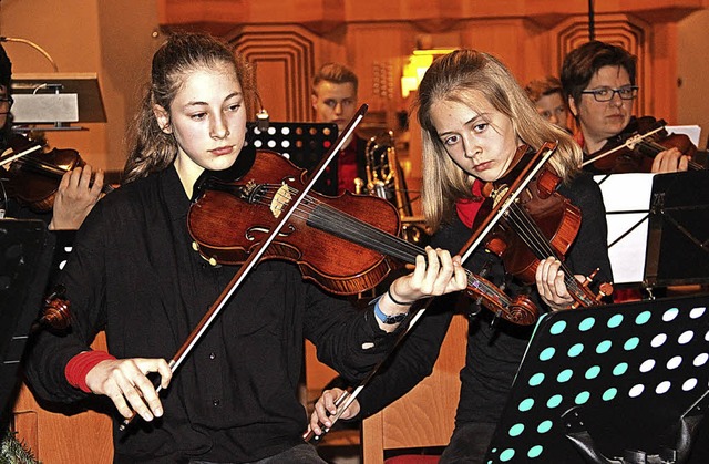 Violinenspielerinnen aus dem Orchester...chtskonzert begeisterte das Publikum.   | Foto: Monika Weber