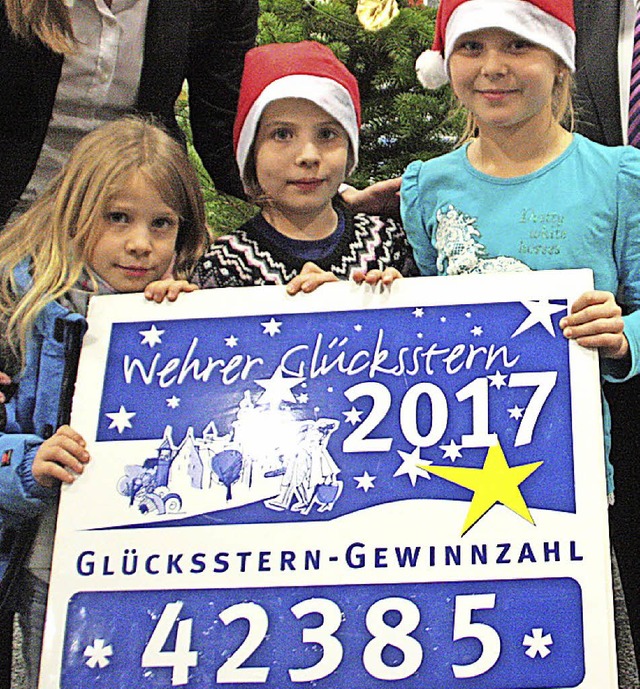 Laura, Luzia, Marie (von links) prsen...e Gewinnnummer der Glckssternaktion.   | Foto: Kerckhoff