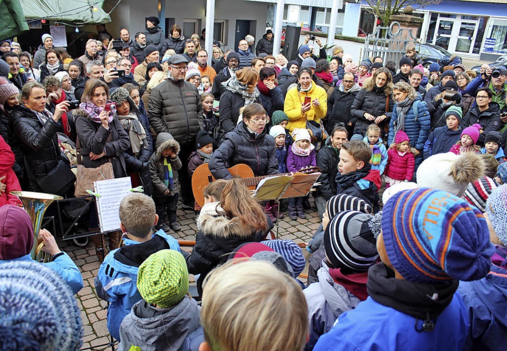 Der Projektchor der Grundschule unter ...rderverein sorgte fr Crpes (rechts).  | Foto: Mario Schneberg