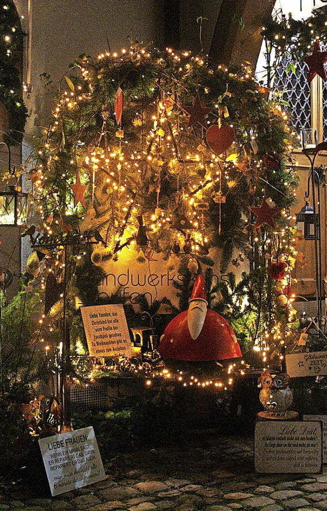 Zum perfekten Weihnachtsglck fehlte n...te Staufen im Glanz zahlloser Lichter.  | Foto: Hans Jrgen Kugler