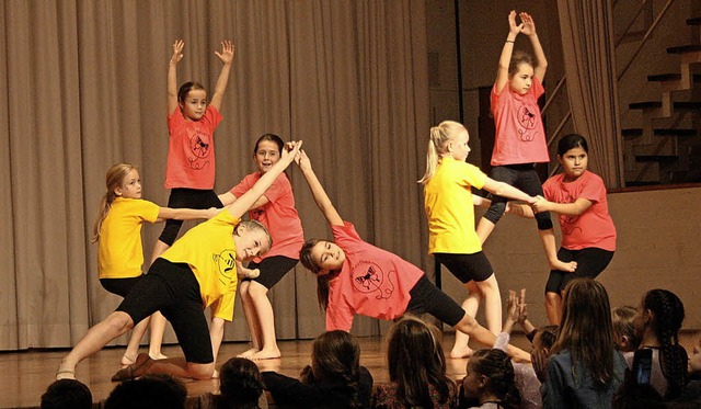 Die Mdchen der Gymnastik- und Tanzgru...ngen und ernteten dafr viel Applaus.   | Foto: Weniger