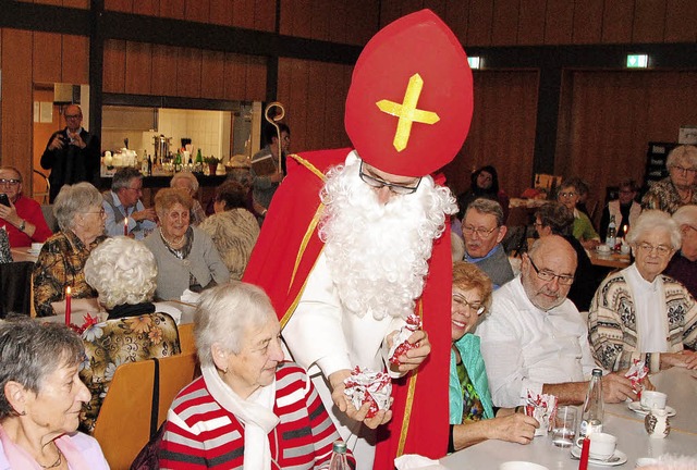 Der Nikolaus (Andreas Drner) ist bei ...Senioren ein gern gesehener Besucher.   | Foto: Sedlak