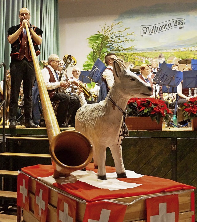 Vorsitzender Patrick Berger blies ins Alphorn.   | Foto: Sebastian Kurtenacker