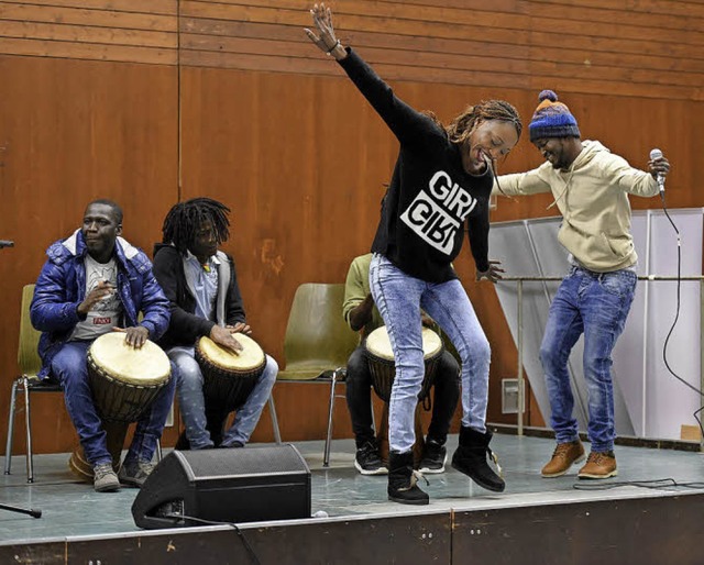 Beim Interkulturellen Fest mit Geflch...lten Musik und Tanz eine groe Rolle.   | Foto: Thomas Kunz