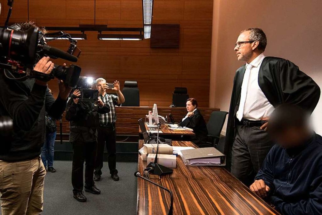 Medienandrang: Sebastian Glathe mit se...hwerstverbrecher sind es nicht.&#8220;  | Foto: dpa