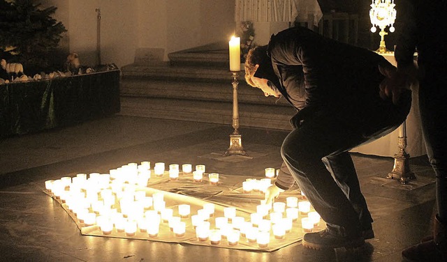 Auch vor dem Altar konnten Kerzen niedergelegt werden.   | Foto: Liebwein