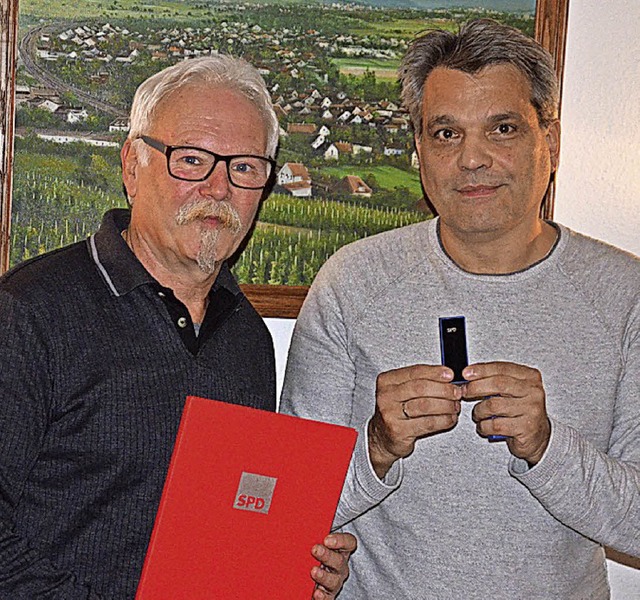 Seit 25 Jahren ist  Ralf Meier (links)...SPD,  Armin Schweizer ehrte ihn dafr.  | Foto: Schopferer