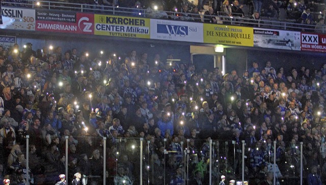 Leuchtende Nacht untem Hallendach:  Di...gs das 3:4 gegen Iserlohn hinnehmen.    | Foto: dieter reinhardt