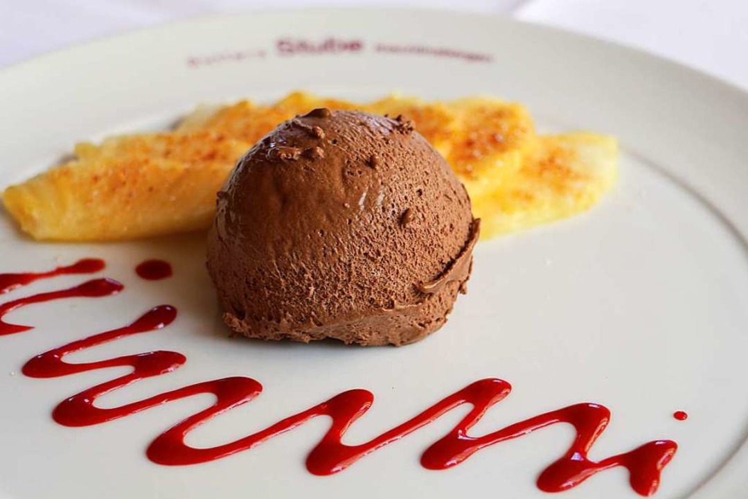Süßer Abschluss: Mousse au chocolat mi...schokolade und karamellisierter Ananas  | Foto: Ruth Seitz