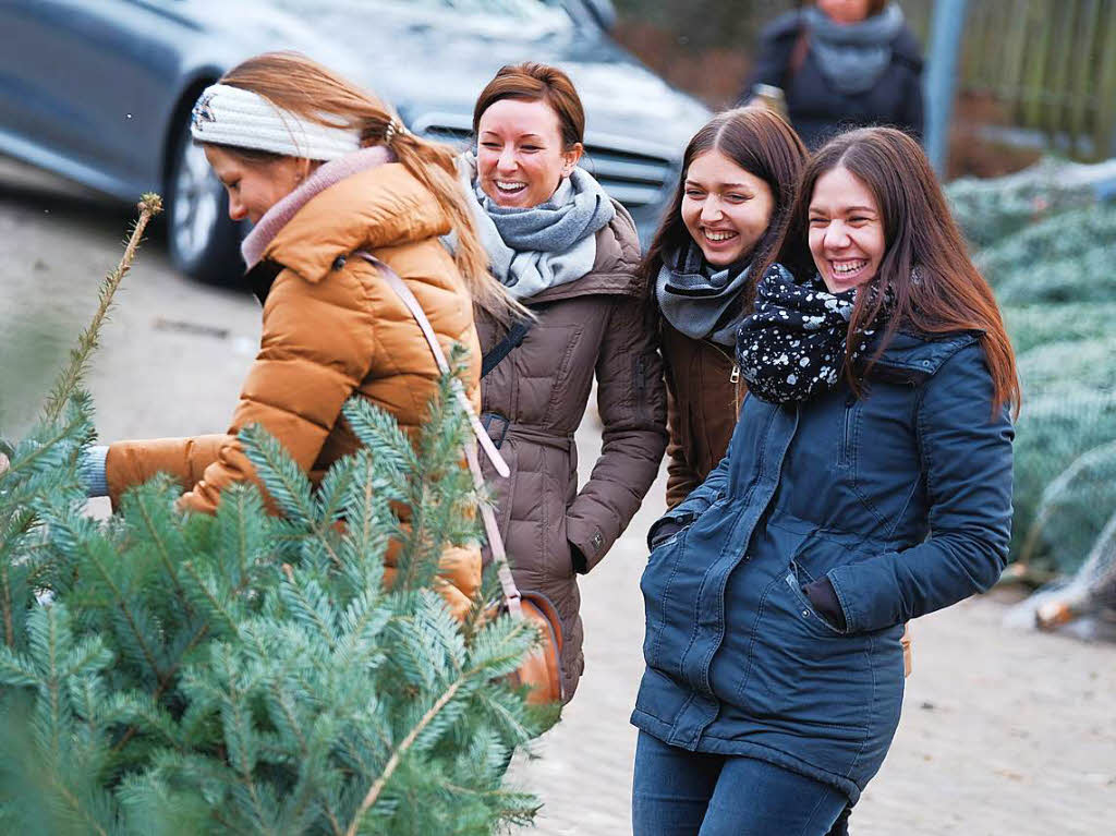 Die BZ-Weihnachtsbaumaktion 2017 in der Alten Sge in Zarten. Wir wnschen allen Geschftskunden und Leserinnen und Lesern eine geruhsame Adventszeit und frohe Weihnachten!