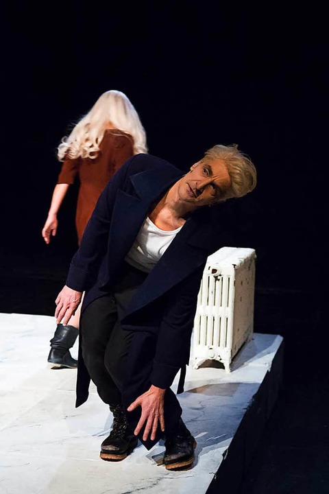 Ehehlle oder Ehealltag? Victor Calero...;Totentanz&#8220; am Theater Freiburg.  | Foto: Laura Nickel