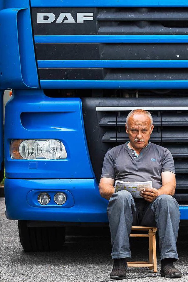 Ein Lkw-Fahrer bei einer Pause auf dem...n ihren Fhrerkabinen schlafen mssen.  | Foto: Carlotta Huber