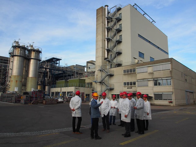 Produktionsleiter Andreas Kramer (gelb...ber das BASF-Werksgelnde in Kaisten.  | Foto: Boris Burkhardt