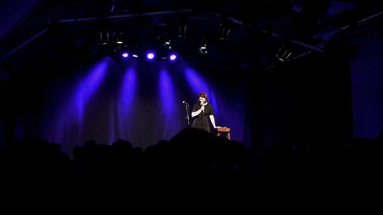 Sophie Passmann moderiert die letzte Poetry-Slam-Show im Vorderhaus.  | Foto: Marissa Müller