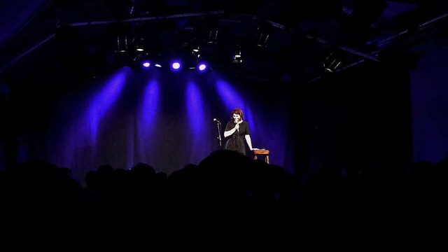 Sophie Passmann moderiert die letzte Poetry-Slam-Show im Vorderhaus.  | Foto: Marissa Mller