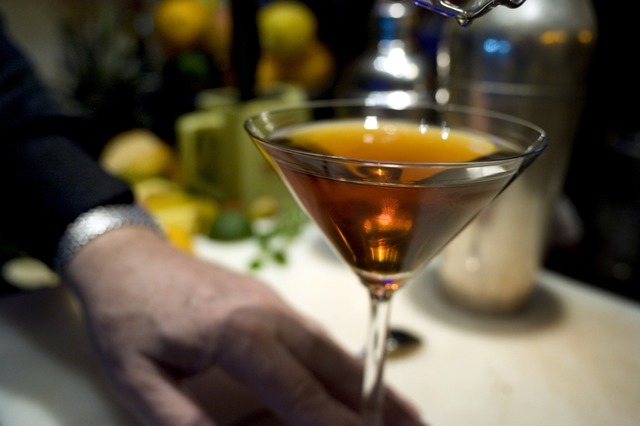 200 Cocktails stehen bei Frank Hassenz...lich auch Klassiker wie der  Manhattan  | Foto: Stephan Elsemann