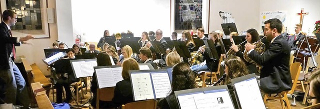 Philipp Kaiser dirigierte das Orcheste...uffhrung seiner Kompositionen selbst.  | Foto: Ch. Hlter-hassler