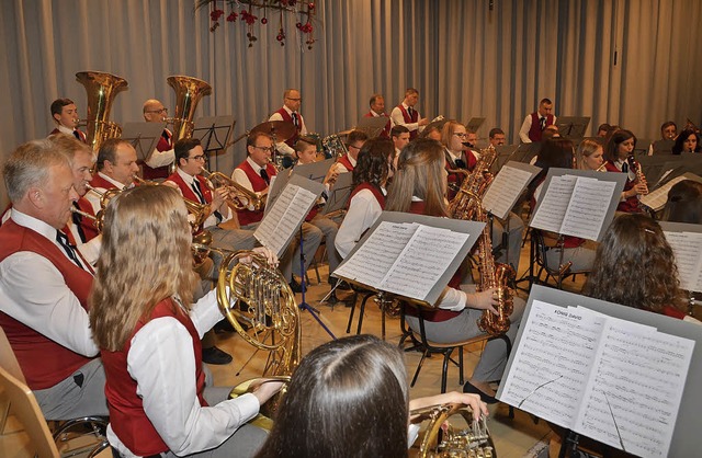 Der Musikverein Sasbach beim Weihnachtskonzert.  | Foto: Roland Vitt