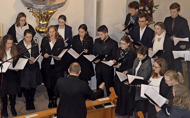 Leonhard Amselgruber dirigierte den Ka...g und spielte die neu geweihte Orgel.   | Foto: Jrg Schimanski