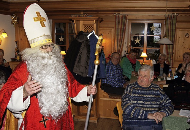 Auch Sankt Nikolaus hrte dem hli-Duo...rechts auen) sowie Josef und Leo zu.   | Foto: Roland Gutjahr