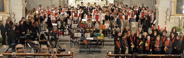 Das letzte Lied beim Kirchenkonzert in...die Musiker nach  vorne an den Altar.   | Foto: Sandhya Hasswani