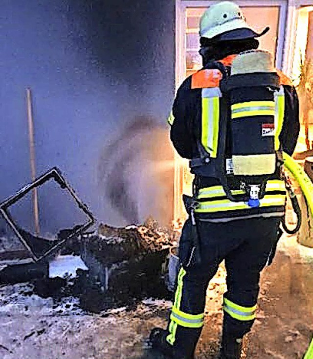 Die Feuerwehr lschte den Brand nach.   | Foto: Feuerwehr Wehr