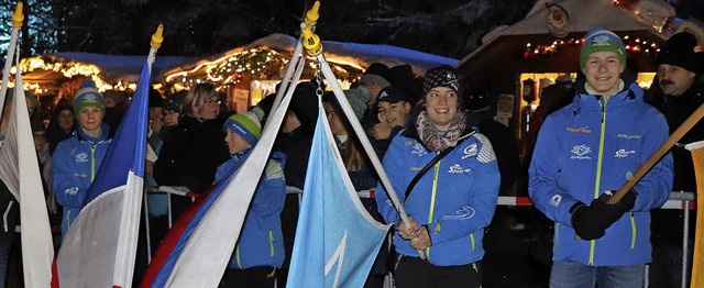 Mdchen und Jungen der Jugendabteilung...ationen sowie die Fahne des Skiclubs.   | Foto: Dieter Maurer