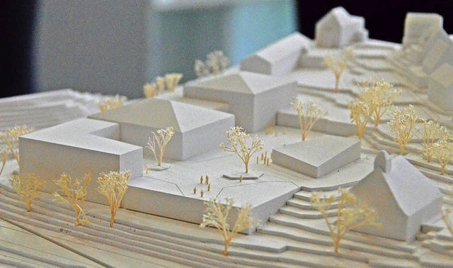 Das Modell zeigt, wie sich Architekt M...e der heutigen Sporthalle) vorgesehen.  | Foto: Sebastian Barthmes