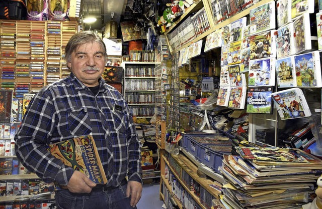 Wolfgang Ludwig hat in seinem Laden &#...chriften sowie  Cassetten im Angebot.   | Foto: Thomas Kunz
