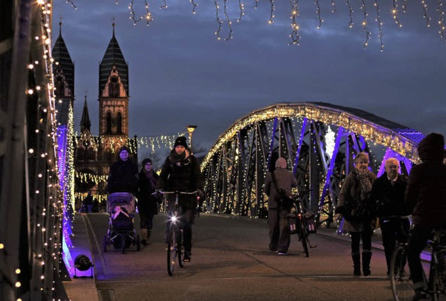 berraschungsaktion: Badenova lsst die Blaue Brcke weihnachtlich leuchten  | Foto: Badenova