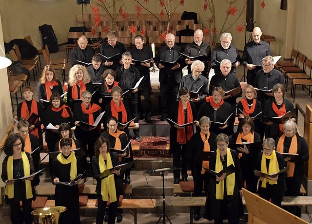 Wie Farbkleckse: Die 35 Sngerinnen und Snger in der Kirche in Wolfenweiler.   | Foto: Sarah Nltner